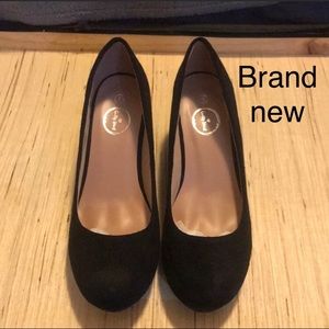 Black Closed Toe Heels-Size 8